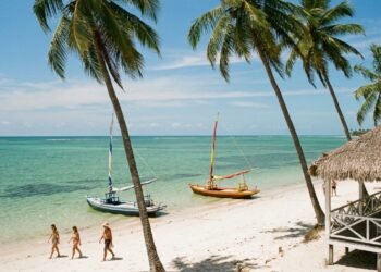 Tem pouco mais de 8 mil moradores e uma praia entre as mais bonitas do país: o vilarejo nordestina a 100 km de Maceió