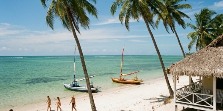 Tem pouco mais de 8 mil moradores e uma praia entre as mais bonitas do país: o vilarejo nordestina a 100 km de Maceió