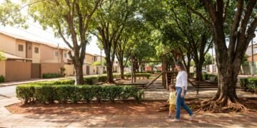 Cresce o número de pais que escolhem essa cidade brasileira que conquistou 6 vezes seguidas o título de “Cidade Árvore do Mundo”, lidera o ranking do IBGE em ruas arborizadas e está entre as 2 melhores do país em qualidade de vida