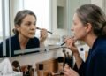 Pare de usar base líquida após os 45 anos: dermatologistas explicam o que realmente rejuvenesce