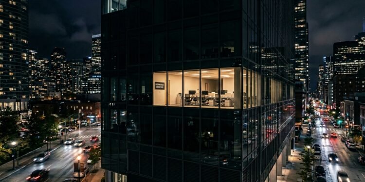 Proibido deixar luz acesa em cômodo vazio em prédios comerciais: nova regra de economia de energia prevê multas assustadoras