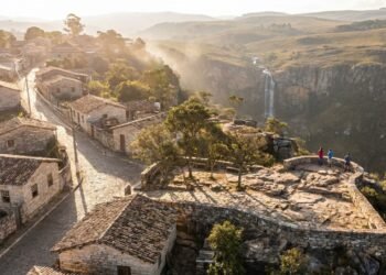 Onde os carros parecem subir sozinhos e uma gruta levaria a Machu Picchu: a cidade de pedra mais mística de Minas que nasceu de uma carta misteriosa e virou um dos pontos mais místicos do Brasil