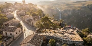 Onde os carros parecem subir sozinhos e uma gruta levaria a Machu Picchu: a cidade de pedra mais mística de Minas que nasceu de uma carta misteriosa e virou um dos pontos mais místicos do Brasil