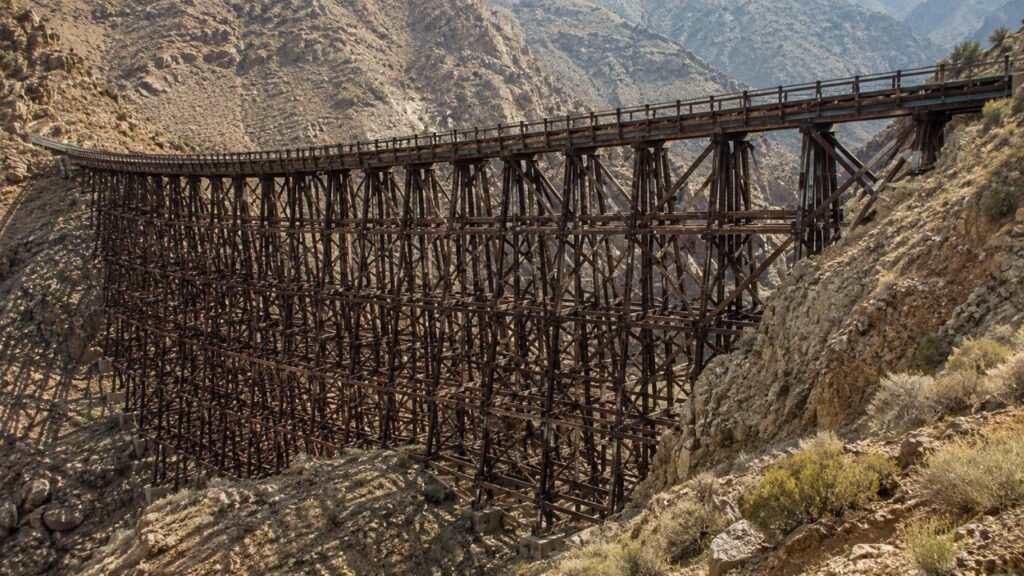 A maior ponte de cavaletes de madeira do mundo permanece de pé após quase 100 anos, desafiando o tempo e as duras condições do deserto