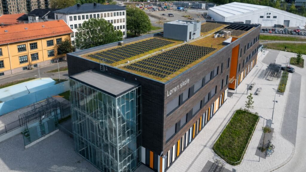 A Escola Løren instala o primeiro telhado verde de Oslo com painéis solares fotovoltaicos verticais