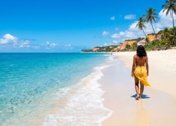 Sem asfalto, com casinhas coloridas do século 16 e praias de águas caribenhas: o vilarejo baiano eleito como um dos 15 melhores lugares do planeta