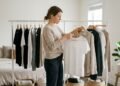 O guarda-roupa cápsula está se tornando tendência entre quem busca praticidade e estilo
