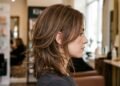 Neste verão, o corte de cabelo francês em formato de "E", que dispensa visitas frequentes ao salão, está em alta