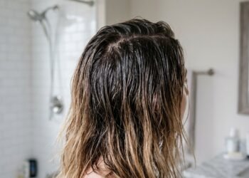 Motivos pelos quais o cabelo fica oleoso já no dia seguinte à lavagem e as soluções simples que podem ajudar a controlar a oleosidade, equilibrar o couro cabeludo e manter os fios limpos e leves por mais tempo