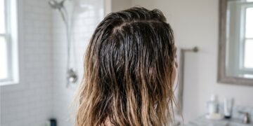Motivos pelos quais o cabelo fica oleoso já no dia seguinte à lavagem e as soluções simples que podem ajudar a controlar a oleosidade, equilibrar o couro cabeludo e manter os fios limpos e leves por mais tempo