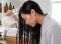 Benefícios de usar água de arroz no cabelo: descubra como esse tratamento natural pode fortalecer os fios, estimular o crescimento, reduzir o frizz, aumentar o brilho e melhorar a saúde capilar de forma simples e acessível