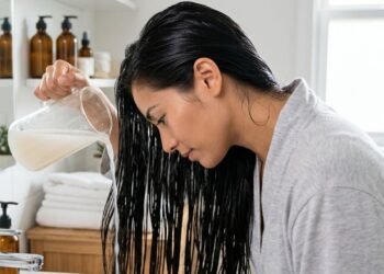 Benefícios de usar água de arroz no cabelo: descubra como esse tratamento natural pode fortalecer os fios, estimular o crescimento, reduzir o frizz, aumentar o brilho e melhorar a saúde capilar de forma simples e acessível