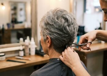 Cortes de cabelo para fios brancos e grisalhos que rejuvenescem: estilos suaves, modernos e frescos que valorizam a beleza natural, iluminam o rosto e trazem leveza e elegância ao visual em qualquer idade