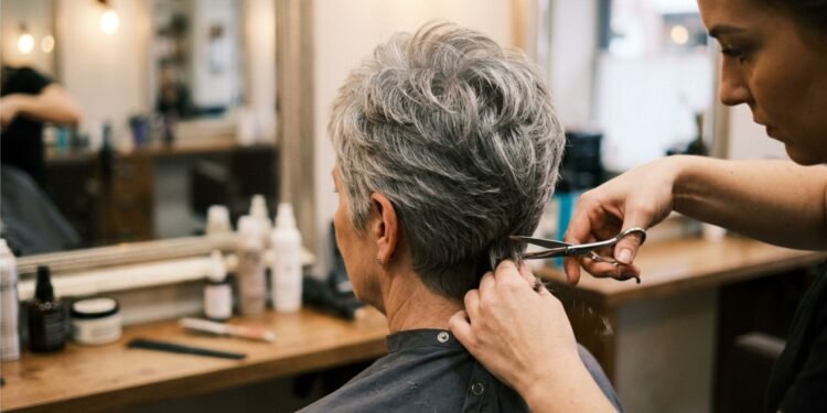Cortes de cabelo para fios brancos e grisalhos que rejuvenescem: estilos suaves, modernos e frescos que valorizam a beleza natural, iluminam o rosto e trazem leveza e elegância ao visual em qualquer idade
