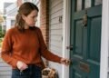 A psicologia explica que checar várias vezes se a porta está trancada antes de sair de casa pode estar ligado a níveis elevados de ansiedade e à necessidade de controle, refletindo como a mente busca reduzir incertezas e criar sensação de segurança emocional no dia a dia