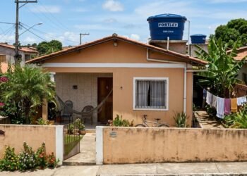 Adeus à caixa d’água de plástico tradicional! O novo modelo mais resistente e com proteção térmica está ganhando espaço nas casas brasileiras em 2026