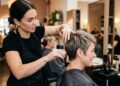 Cabeleireiro explica por que cortes curtos na altura da nuca são ideais para mulheres de 50 e 60 anos: conforto, leveza e praticidade que funcionam em qualquer idade, especialmente nos dias mais quentes