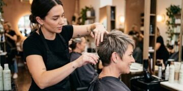 Cabeleireiro explica por que cortes curtos na altura da nuca são ideais para mulheres de 50 e 60 anos: conforto, leveza e praticidade que funcionam em qualquer idade, especialmente nos dias mais quentes