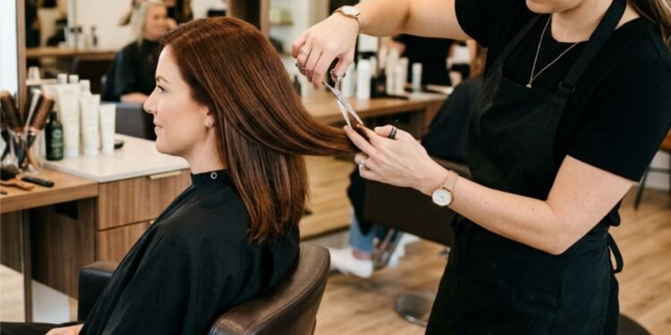 A cada poucas semanas ou apenas uma vez por ano? Um cabeleireiro explica com que frequência você deve cortar o cabelo