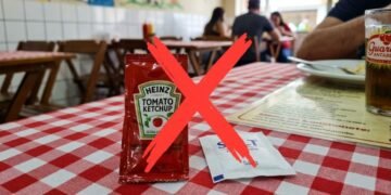 Mudança nas regras: a partir de 12 de agosto, bares e restaurantes não poderão mais servir sachês plásticos de açúcar ou sal