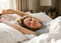 5 alongamentos na cama que ajudam a acordar o corpo com mais leveza