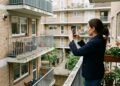 Vizinho instala câmera de segurança apontada para a janela do apartamento ao lado e a Justiça determina a remoção imediata porque o Código Civil proíbe vigilância que invada a privacidade do outro