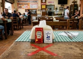 Mudança nas regras: a partir de 12 de agosto, bares e restaurantes não poderão mais servir sachês de açúcar ou sal