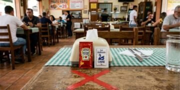 Mudança nas regras: a partir de 12 de agosto, bares e restaurantes não poderão mais servir sachês de açúcar ou sal