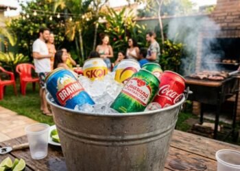 Como gelar cerveja e refrigerante rápido em minutos com gelo, álcool e sal: o truque fácil para festas em casa que está na moda e sempre funciona