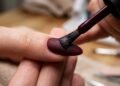 Nem rosa chiclete nem glitter prateado: as 5 cores de esmalte que voltam à moda neste outono de 2026