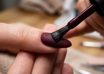 Nem rosa chiclete nem glitter prateado: as 5 cores de esmalte que voltam à moda neste outono de 2026