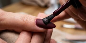 Adeus ao rosa chiclete: 5 cores de esmalte que prometem dominar o outono de 2026