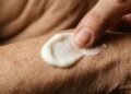 6 ingredientes queridinhos para deixar a pele madura hidratada e com mais viço