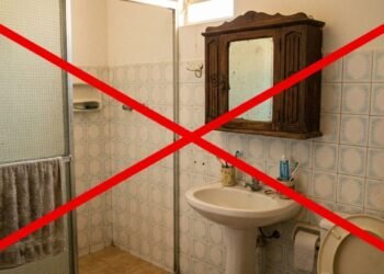 Adeus aos antigos armarinhos de plástico com espelho de abrir no banheiro: a alternativa que está em alta é a elegância e a iluminação moderna em 2026