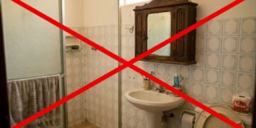 Adeus aos antigos armarinhos de plástico com espelho de abrir no banheiro: a alternativa que está em alta é a elegância e a iluminação moderna em 2026
