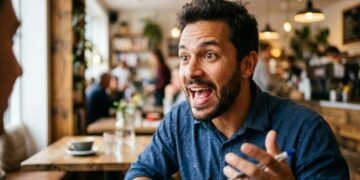 O que significa, segundo a psicologia, quando uma pessoa eleva a voz ao falar