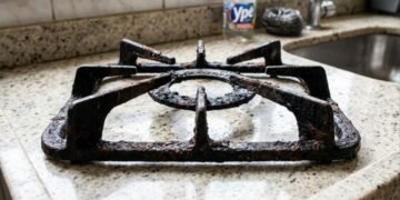 Como tirar manchas difíceis de gordura queimada da trempe do fogão para recuperar o brilho original das peças metálicas da cozinha