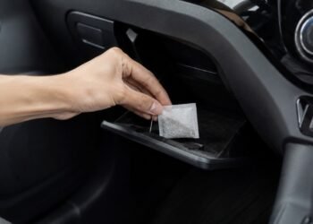 É por isso que você deveria começar a colocar um saquinho de chá usado dentro do carro