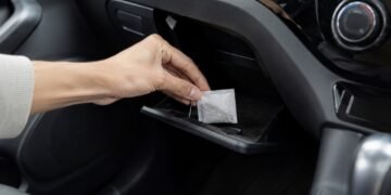 É por isso que você deveria começar a colocar um saquinho de chá usado dentro do carro