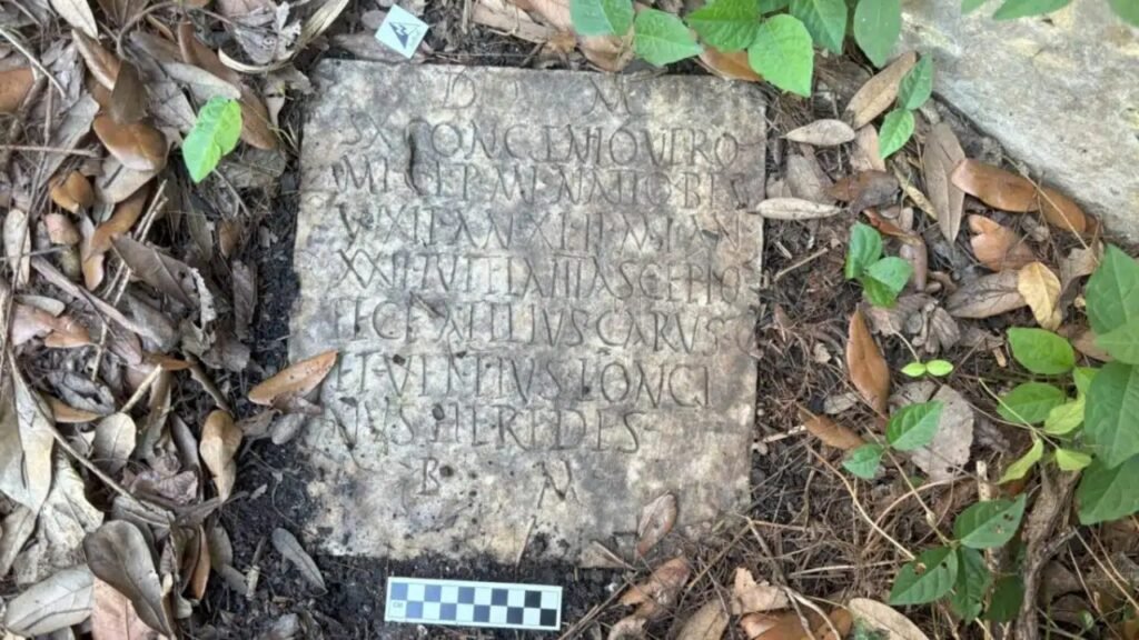 Um casal que limpava o quintal descobriu uma lápide romana de 2.000 anos desaparecida desde a Segunda Guerra Mundial