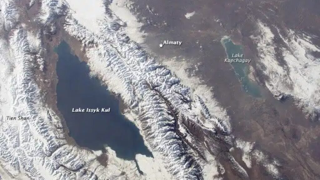 Mergulhadores encontraram uma cidade milenar submersa em um lago: um terremoto de grandes proporções pode tê-la destruído da noite para o dia