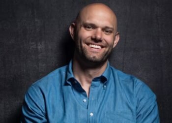 James Clear, escritor: "Você não ascende ao nível de seus objetivos, você cai ao nível de seus hábitos."