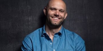 James Clear, escritor: "Você não ascende ao nível de seus objetivos, você cai ao nível de seus hábitos."