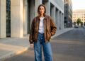 Nem clássicas nem básicas: estas jaquetas prometem transformar os looks com jeans em 2026