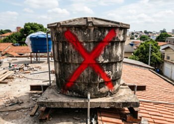 Adeus à caixa d'água tradicional? Novo modelo mais barato e fácil de limpar está substituindo o antigo em reformas de 2026