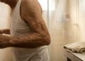Quantos banhos por semana são ideais para os idosos no inverno, após os 60 anos?