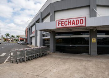 Fechamento aos domingos leva supermercados a realocar funcionários, e nova regra afeta redes como Carrefour, Atacadão, Assaí e BH