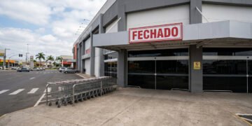 Fechamento aos domingos leva supermercados a realocar funcionários, e nova regra afeta redes como Carrefour, Atacadão, Assaí e BH