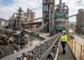 Pesquisadores chineses desenvolvem um processo catalítico inovador que utiliza resíduos da indústria siderúrgica, capaz de reduzir as emissões de CO2 na produção de cimento em até 80%