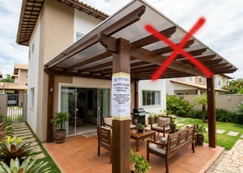 Morador é obrigado a desmontar cobertura de pérgola após justiça decidir que ele extrapolou a autorização do condomínio